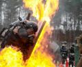 Bild: Cpl. Tomarius Roberts
US-Soldaten des 41. Infanterie-Brigaden-Kampfteam verteidigen sich gegen Molotow-Cocktails, während des "Feuerphobie-Trainings" (KFOR-Trainings) am 27. Februar 2020 auf dem Trainingsgelände Hohenfels.