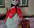 Bild: flm
Einen "Notfall-Schneemann" haben zwei Jugendrotkreuz-Mitglieder vor dem BRK-Heim in Waldsassen gebaut.