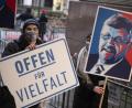 Bild: Boris Roessler/dpa
Mit Schildern und Plakaten erinnern Demonstranten vor dem Landgericht an das Schicksal des ermordeten Kasseler Regierungspräsidenten Lübcke.