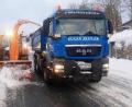 Bild: ld
Mit dem Straßenbauamt wurde der Schnee auf zwei sich abwechselnde Laster geladen und außerhalb des Ortes auf freie Flächen an den Straßen gekippt.