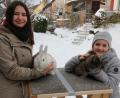 Bild: kro
Zwei erfolgreiche Kaninchenzüchterinnen aus Konnersreuth: Sophie Zandt (links) zeigt einen „Schwarzgrannen“, Schwester Amelie einen wildfarbenen Widderzwerg.