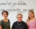 Bild: Praxis Abredat/Bayer
Bei der Übergabe der Kinderarztpraxis im Fröschau-Einkaufszentrum (von links): Dr. Katrin Bayer, Dr. Monika Müller-Ntokas, Dr. Kristina Abredat.
