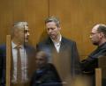 Bild: Thomas Lohnes/dpa
Der Hauptangeklagte Stephan Ernst (Mitte) spricht mit seinen Anwälten Mustafa Kaplan (links) und Jörg Hardies in einem Gerichtssaal des Oberlandesgerichts, während sie auf den Beginn eines weiteren Verhandlungstermins im Fall des Mordes an Walter Lübcke warten.