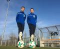 Bild: roa
Die Fußball-Zwillinge Tim und Leon (von links) sind 15 Jahre alt und haben Schuhgröße 50. Die Suche nach Hallenschuhen für das Fußballtraining bringt ihre Mutter Sabine Schreiner an den Rand der Verzweiflung.