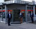 Bild: abi
Der Vertrag ist unter Dach und Fach: Die Brander Sparkassenfiliale gehört nun der Stadt Marktredwitz und wird noch heuer in ein Bürgerhaus umgewidmet. Darüber freuen sich (von links) Oliver Weigel, Andreas Pöhlmann, Markus Reichel und Maria-Magdalena Stöckert.