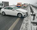 Bild: dob
Vorder- und Rückseite des Mercedes wurden durch den Schleudervorgang erheblich beschädigt. Laut Polizei dürfte sich der Schaden auf mindestens 10 000 Euro belaufen. Der Fahrer hatte Glück und blieb augenscheinlich unverletzt.