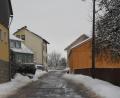 Bild: frd
Die Ortsdurchfahrt der Kreisstraße SAD 43 innerhalb von Fuchsberg. Die Verhältnisse lassen den Bau eines Gehweges nicht zu.