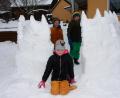 Bild: wro
Die Schneeburg gestalteten Moritz, Miriam und Michael Mayer (von links) in ihrem Garten am Brandweg.