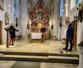 Bild: Eichl
Melanie Danhof (Juretzka Architekten GmbH) erläutert Pfarrer Adam Nieciecki und Kirchenpfleger Hubert Zitzmann (rechts) den genauen zeitlichen Ablauf der Renovierung.