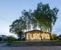 Bild: Marcus Rebmann
Auch im Landkreis Amberg-Sulzbach strahlt der "Europa"-Schriftzug in die Nacht. Über die Geschichte der bekannten Installation und ihre Deutschland-Reise beziehungsweise Vervielfältigung berichtet ein Bildband, der kürzlich erschien.