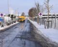 Bild: bö
An der Zufahrtsstraße "Untere Zell" zum Gewerbegebiet Schafhof wird die Wasserleitung auf einer Länge von 275 Metern verlegt. Der Grund sind häufige Wasserrohrbrüche wegen schweren Lastverkehrs.