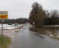 Bild: is
Mildes Wetter sorgte am Wochenende für Überschwemmungen. Auch die Straße zur Kahrmühle ist davon betroffen.