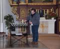 Bild: wku
Gospelchorleiter Thomas Pirner entzündete die erste Kerze am Kerzentisch, den der Gospelchor stiftete.