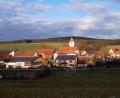 Bild: Markus Kurz
Panoramaansicht von Mitterauerbach mit der Kirche "Mariä Himmelfahrt", die im Kern aus der Zeit der Romanik stammt. Am 1. Februar vor 100 Jahren folgte die Umpfarrung nach Unterauerbach und ein wichtiger Schritt zur kirchlichen Einheit im Auerbachtal.