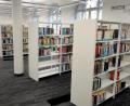 Bild: Stephan Huber
Weiß statt Rot: Die neuen Regale sind schon alle aufgestellt in der Stadtbibliothek.