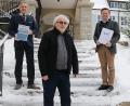 Bild: exb/Landkreis Tirschenreuth / Stefan Malzer
Das neue Buchungstool für das Baxi rückt den Landkreis Tirschenreuth wieder in die Vorreiterrolle: Peter Zimmert (Mitte) erklärte Landrat Roland Grillmeier (links) und Landtagsabgeordnetem Tobias Reiß (rechts) das neue System.