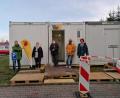 Bild: Andrea Tresch/exb
Das Büroteam von Schädel-Hirnpatienten in Not mit dem Bundesvorsitzenden Armin Nentwig (links) vor dem Bürocontainer in Amberg, Bayreuther Straße 33.