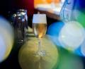 Symbolbild: Christoph Soeder/dpa
Ein Glas Bier steht in einer Kneipe im Berliner Bezirk Wilmersdorf im Thekenbereich.