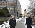 Bild: Petra Hartl
Das Storg-Gebäude ist ein trister Leerstand an der wichtigen Verbindungsachse zwischen historischer Altstadt mit dem Stadtturm im Hintergrund und den gerade im Bau befindlichen Oberpfalz-Arkaden. Die JU-Politiker Maximilian Klose (links) und Florian Bart wollen endlich Fortschritte sehen.