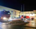 Bild: Nico Tretter/Feuerwehr Wiesau/exb
Die Feuerwehr Wiesau versorgte am Dienstagabend das Seniorenwohnheim Haus „Steinwaldblick“ mit einem Notstromaggregat, nachdem in weiten Teilen der Gemeinde der Strom ausgefallen war.
