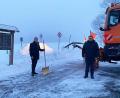 Bild: Claus Oberndorfer/Landratsamt Tirschenreuth/exb
Die Winterdienstmitarbeiter Johann Burger (links) und Michael Ramirez (rechts) bekamen beim Räumen an der deutsch-tschechischen Grenze bei Hermannsreuth Besuch von Landrat Roland Grillmeier (Zweiter von links) und Dienststellenleiter Martin Weiß.