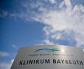 Archivbild: Daniel Karmann/dpa
Blick auf das Schild an der Einfahrt zum Klinikum Bayreuth.