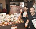 Bild: Gabi Schönberger
Marco Cakmak (rechts) und sein Sohn Hasim bieten Supermärkten neben Tiefkühlpizzen und -Lasagne auch Nudelsaucen an.