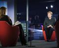Bild: picture alliance/dpa/Bundesregierung | Jesco Denzel
Bundeskanzlerin Angela Merkel (CDU) spricht in der ARD-Sendung "Farbe bekennen" mit Tina Hassel (l), Studioleiterin und Chefredakteurin Fernsehen im ARD-Hauptstadtstudio, und Rainald Becker, Chefredakteur der ARD.