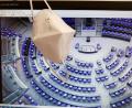 Symbolbild: td
Über einem Bildschirm, der ein dpa-Bild des leeren Plenarsaals im Bundestag zeigt, hängt eine FFP2-Maske. Ende September Jahres werden die Abgeordneten des Deutschen Bundestags neu gewählt. Noch stehen die Nominierungen bei den vielen Parteien aus – der Pandemie wegen. Corona erzwingt besondere Hygienerichtlinien für die Nominierungsversammlungen. FFP2-Masken gehören dazu.