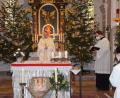 Bild: bö
Zusammen mit den Gläubigen aus der Pfarrei Allersburg feiert Diözesanbischof Rudolf Voderholzer (Mitte) bei einem Gottesdienst im Rahmen seines Pastoralbesuchs den gelungenen Abschluss der Außensanierung von St. Michael. Mitzelebrant ist Pfarrer Hans-Jürgen Zeitler (links).