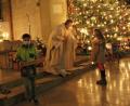 Bild: bph
Am Ende des feierlichen Gottesdienstes im weihnachtlichen Licht der Christbäume spendete Pfarrer Hannes Lorenz den Blasius-Segen und überreichte den Kindern die gesegneten Kommunionkerzen.