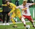 Bild: Armin Weigel/dpa
Der SSV Jahn Regensburg und der 1. FC Köln lieferten sich einen intensiven Pokalfight. In dieser Szene behauptet Regensburgs Erik Wekesser (rechts) den Ball gegen Ondrej Duda.