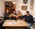 Bild: Roland Wellenhöfer
Die Musiker von Monobo Son (hier 2018) schätzen die Oberpfälzer Zoiglkultur. Am Schaffer bei Reinhard Fütterer (2. von links) sind Severin Rauch (links), Manuel Winbeck (Mitte), Wolfi Schlick (2. von rechts) und Johannes Winbeck gerne zu Gast.