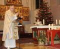 Bild: kro
Stadtpfarrer Georg Flierl segnet zu Beginn des Gottesdienstes die vor dem Altar bereitgestellten Kerzen.