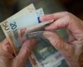 Bild: Marijan Murat/dpa
Eine ältere Frau zählt Geld. Union und SPD einigten sich am Mittwoch auf einen einmaligen Corona-Zuschuss für Kinder von 150 Euro.