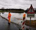 Bild: mde
Bürgermeister Roman Schäffler (links) und Bauhofleiter Peter Wolf machten sich am Donnerstagmittag ein Bild von der Lage. "Die Wasserstände sind rückläufig, die Situation war zu jeder Zeit unter Kontrolle", sagte der Rathauschef bei einem Ortstermin in der Hammergrabenstraße, die zu diesem Zeitpunkt wegen Überflutung gesperrt war.