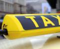 Symbolbild: dpa
Das Landratsamt Wunsiedel unterstützt Senioren bei der Fahrt zum Impfzentrum. Eingesetzt werden soll das Modell des Fifty-Fifty-Taxis.