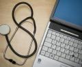 Bild: Patrick Pleul/dpa
Schon lange läuft ohne digitales Praxissystem beim Arzt nichts mehr. Jetzt kommt neu die elektronische Patientenakte hinzu.