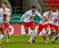 Bild: Armin Weigel^/dpa
Der Moment des größten Pokalerfolgs in der Vereinsgeschichte des SSV Jahn Regensburg: Max Besuschkow hatte soeben den entscheidenden Elfmeter gegen den 1. FC Köln verwandelt, seine Mitspieler sprinteten ihm anschließend alle entgegen.