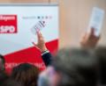 Bild: Lino Mirgeler
Eine Stimmkarte wird beim kleinen Parteitag der Bayern SPD hoch gehalten. Die Oberpfälzer SPD nominiert an diesem Samstag ihre Bundestagskandidaten, zum Tiel per Video-Konferenz.