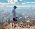 Bild: Humza Iftekhar/exb
Tobias Held beim Wandern mit einem fantastischen Ausblick über die Skylines von Kowloon und Hong Kong Island.