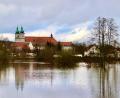 Bild: Jürgen Klein/exb
Das Wondreb-Hochwasser hat der Basilika Waldsassen vier Türme beschert.