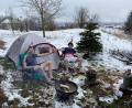 Bild: Schlüsselclub Münchenreuth/exb
Eine Inszenierung für das "Michareither Fosnatbladl": Zwei Camper entschieden sich, jeden noch möglichen Tag am Großen Weiher in Plößberg zu verbringen. Seit November halten sie auch bei Minustemperaturen eine Mahnwache ab - noch bis zum Faschingsdienstag.
