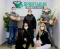 Bild: do
Die Physiotherapeuten Dominik Brüderer und Sandra Neumann, Bürgermeister Marcus Gradl, PKA Jana Witzl und Geschäftsführer Florian Meier (von links) eröffneten die Physiotherapiepraxis "Sportakus Physio & Reha".