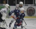 Archivbild: gb
Heimniederlage und Auswärtssieg: In der Hans-Schröpf-Arena unterlagen die Blue Devils dem SC Riessersee mit 5:6 (Szene mit Dennis Palka vor dem Kasten von SCR-Goalie Christian Schneider), in Garmisch-Partenkirchen gewannen die Weidener mit 5:4 nach Verlängerung. Am Sonntag treffen beide Teams zum dritten Mal aufeinander.