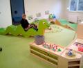 Bild: fpoz
Blick in die neue Kinderkrippe in den angemieteten Containern beim Kinderhaus Sankt Sebastian. Silke Weinhold (Bild) leitet das Kinderhaus.