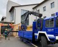 Bild: Völkl
Gut vorbereitet und koordiniert: 19 THW-ler arbeiten am Samstag Hand in Hand, um den neuen Wartebereich am Nabburger Impfzentrum zu bauen.
