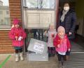 Bild: du
Vor dem Kindergarten in Schirmitz steht eine Entdeckungskiste mit Überraschungen für die Kinder bereit.