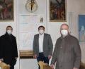 Bild: Holger Popp/exb
Bereits 72 Orgelpfeifen-Patenschaften sind vergeben, informierten Pfarrer Martin Besold, Kirchenmusiker und Orgelbauvereinsvorsitzender Holger Popp und Kirchenpfleger Alfons Meierhöfer (von links). Welche Pfeifen noch frei sind, können Interessierte an einer Tafel (im Hintergrund) in der Pfarrkirche Mariä Himmelfahrt einsehen.