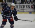Archivbild: gb
Alec Zawatsky brachte die Blue Devils in Garmisch-Partenkirchen mit 1:0 in Führung. Zum Sieg reichte es für Weiden aber nicht: Der SC Riessersee gewann am Ende mit 4:3.